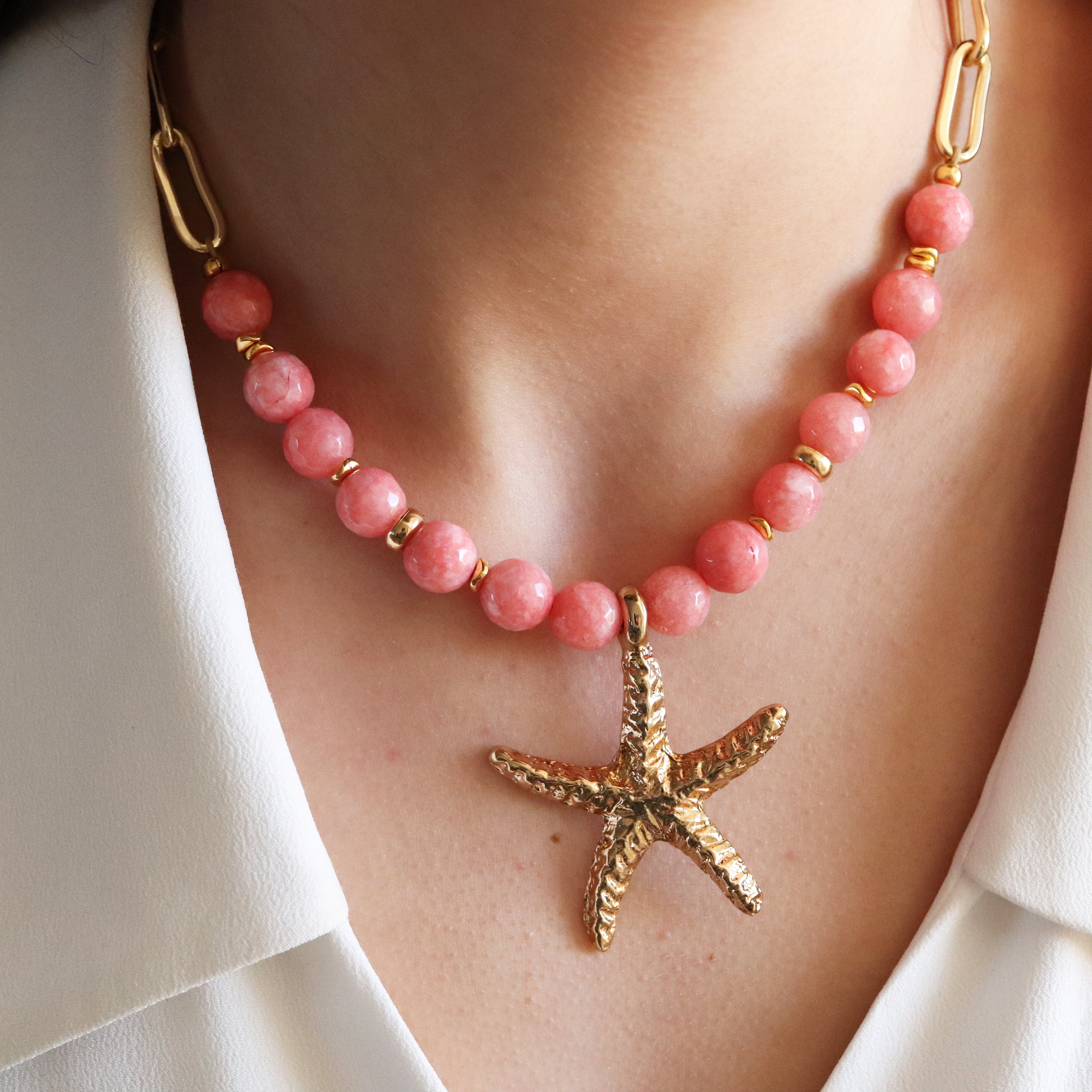 Détail du collier Serenity nude, pièces plaquées or et touche de couleur — Émolo