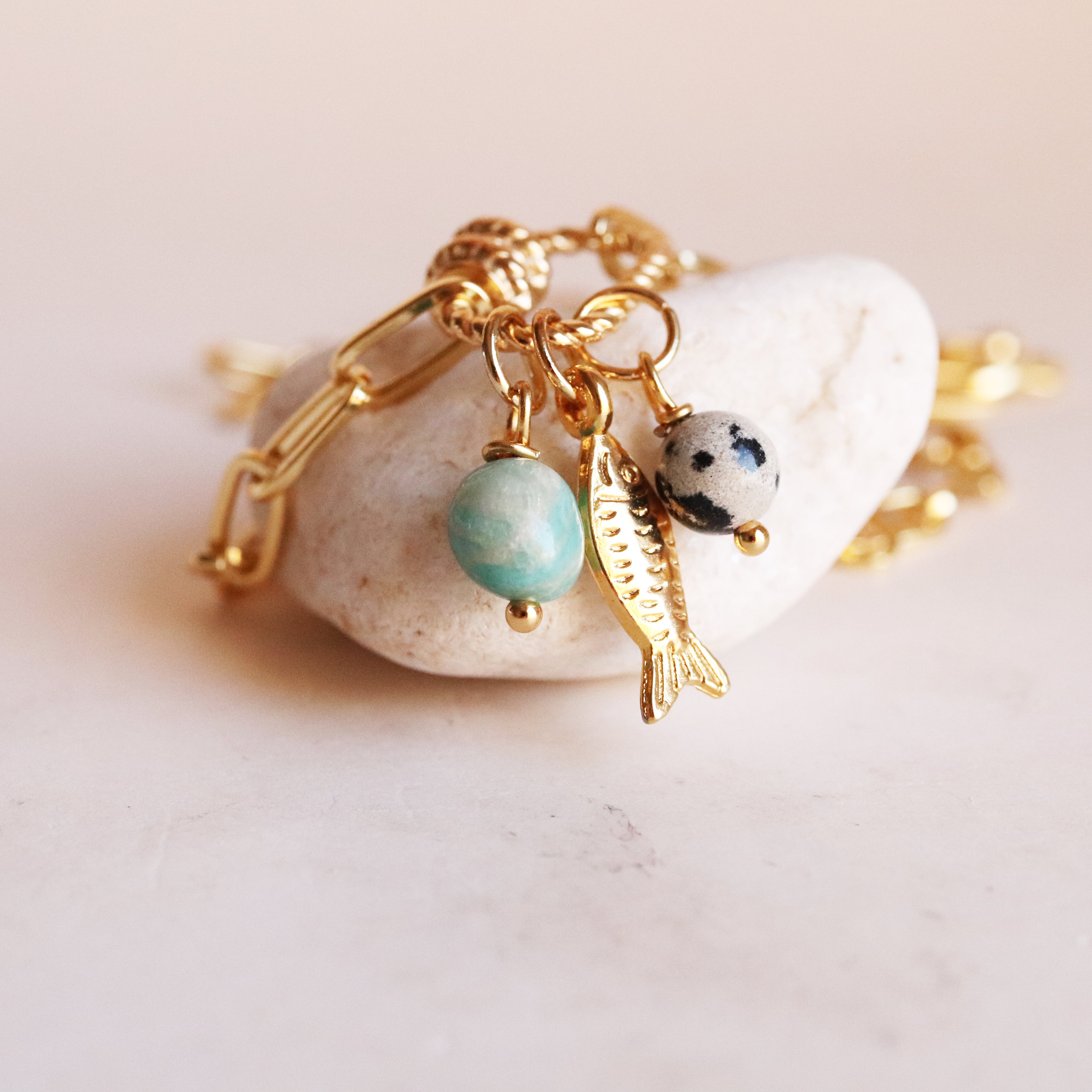Collar de cadena dorada con colgante de pez, colección SOMMER — Émolo