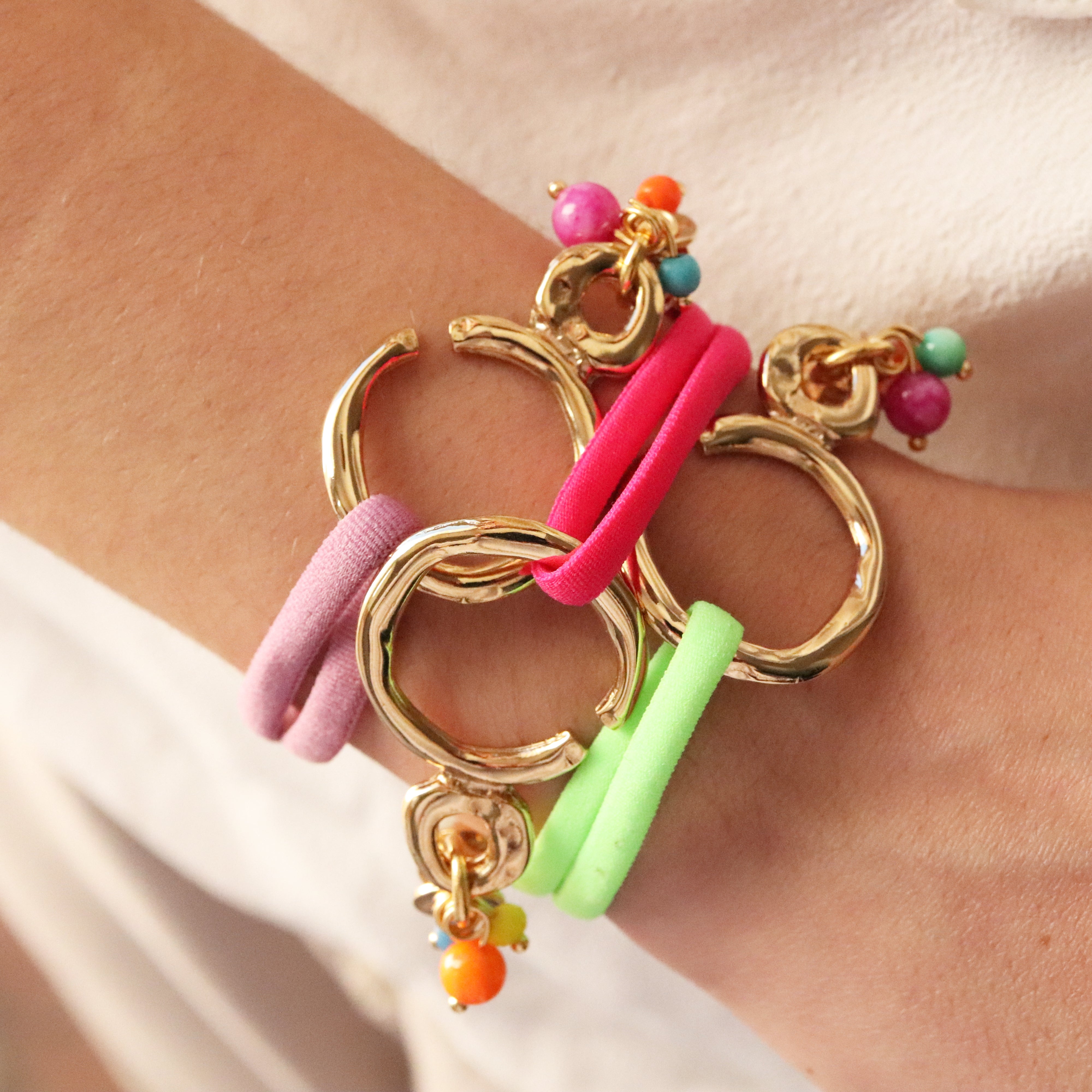 Pulsera SASHA SUMMER flúor de Émolo con baño de oro de 18 kt y piedras naturales de colores