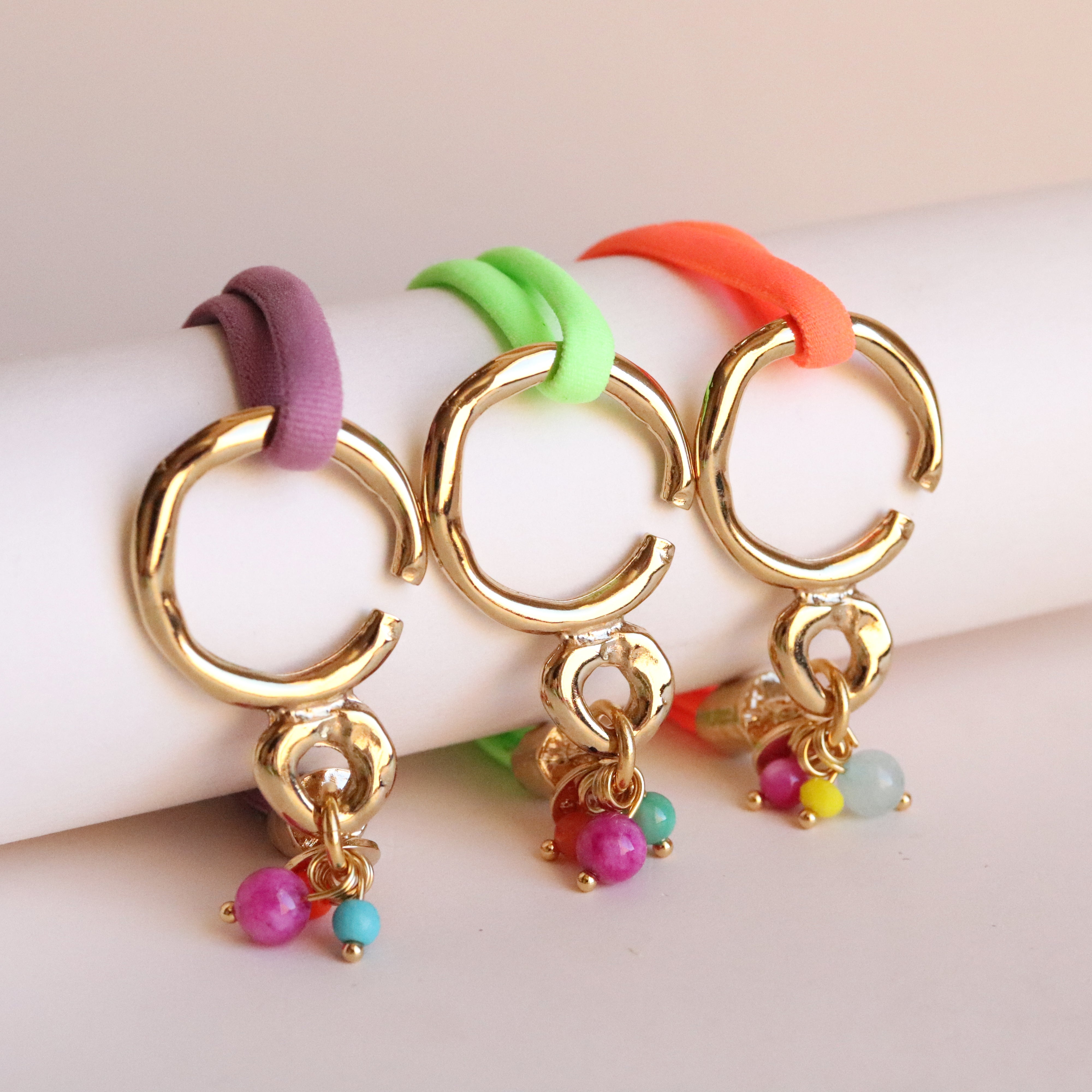 Pulseras SASHA SUMMER flúor en lila, verde y naranja de Émolo, con piezas doradas y piedras naturales