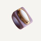 Anillo grande color mora con porcelana blanca
