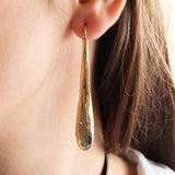 Pendientes largos para mujer dorados con cierre de gancho