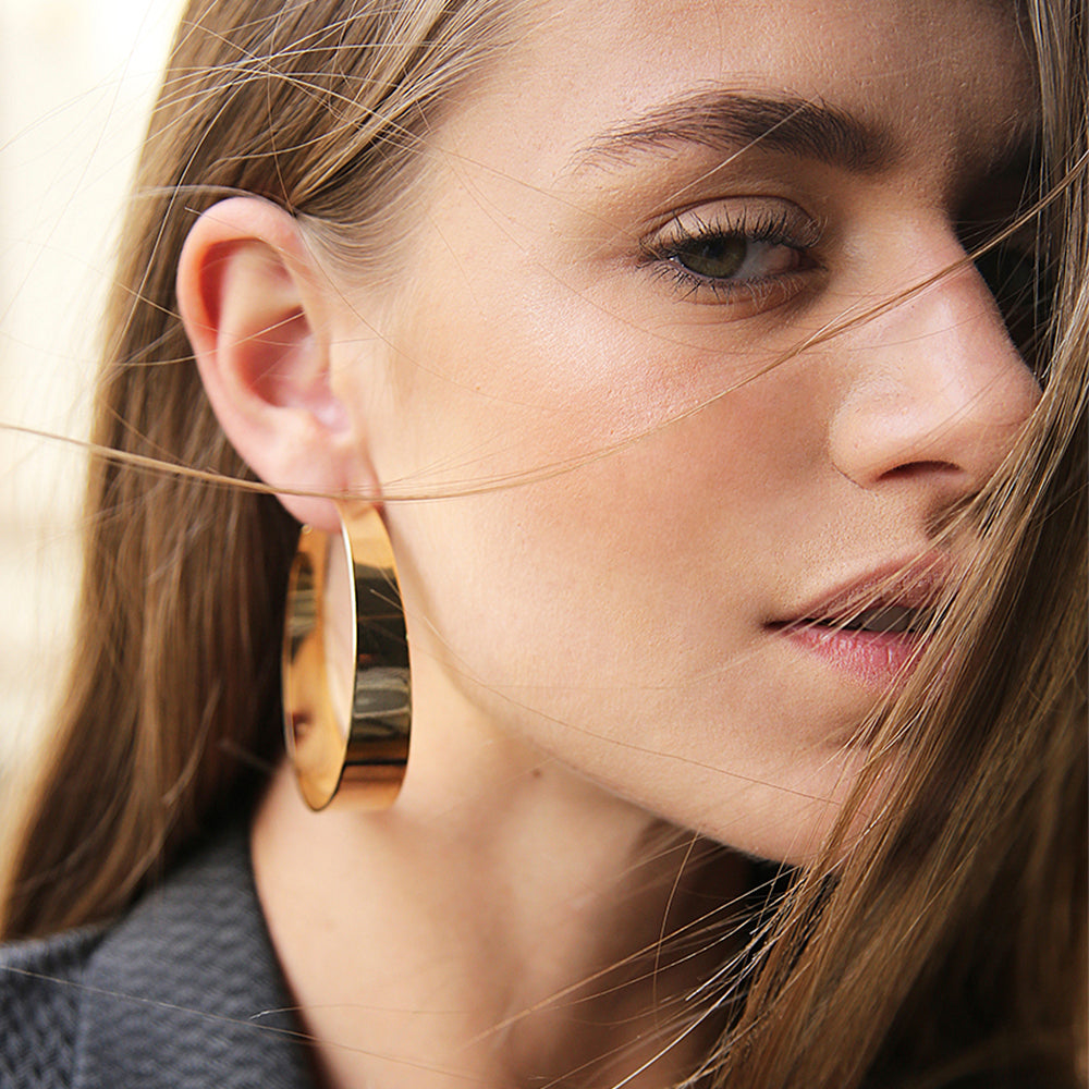 Pendientes dorados con cierre a presión para mujer