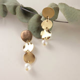 Pendientes largos dorados para mujer con perla