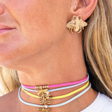 Pendientes dorados forma abeja con cierre a presión para mujer