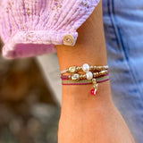 Pulseras con perla y piezas doradas