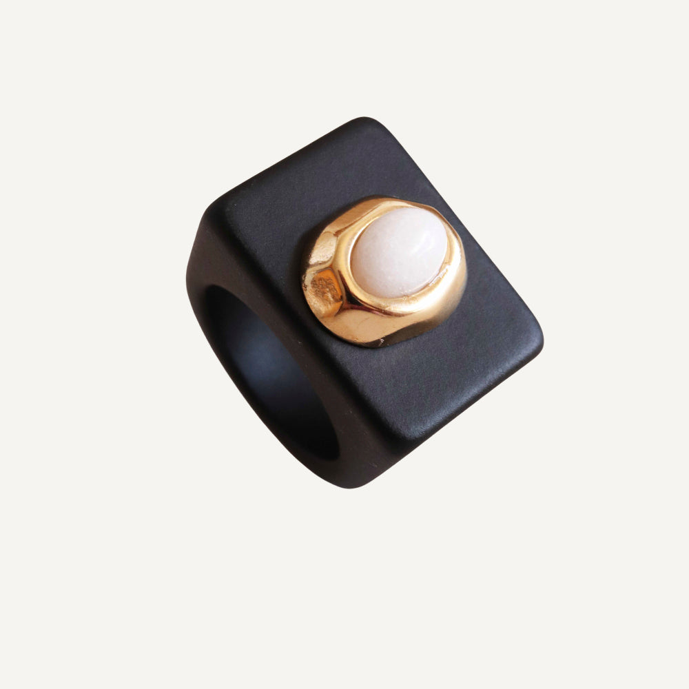 Anillo para mujer color negro con porcelana blanca