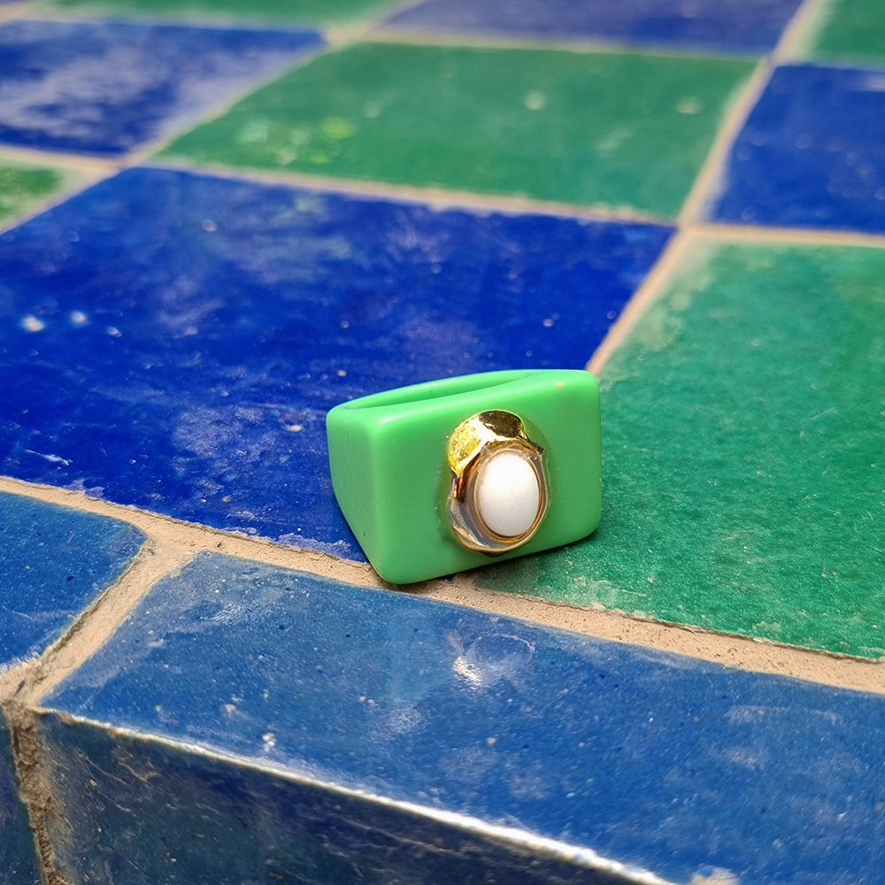 Anillo grande color verde con porcelana blanca-anillo-Émolo