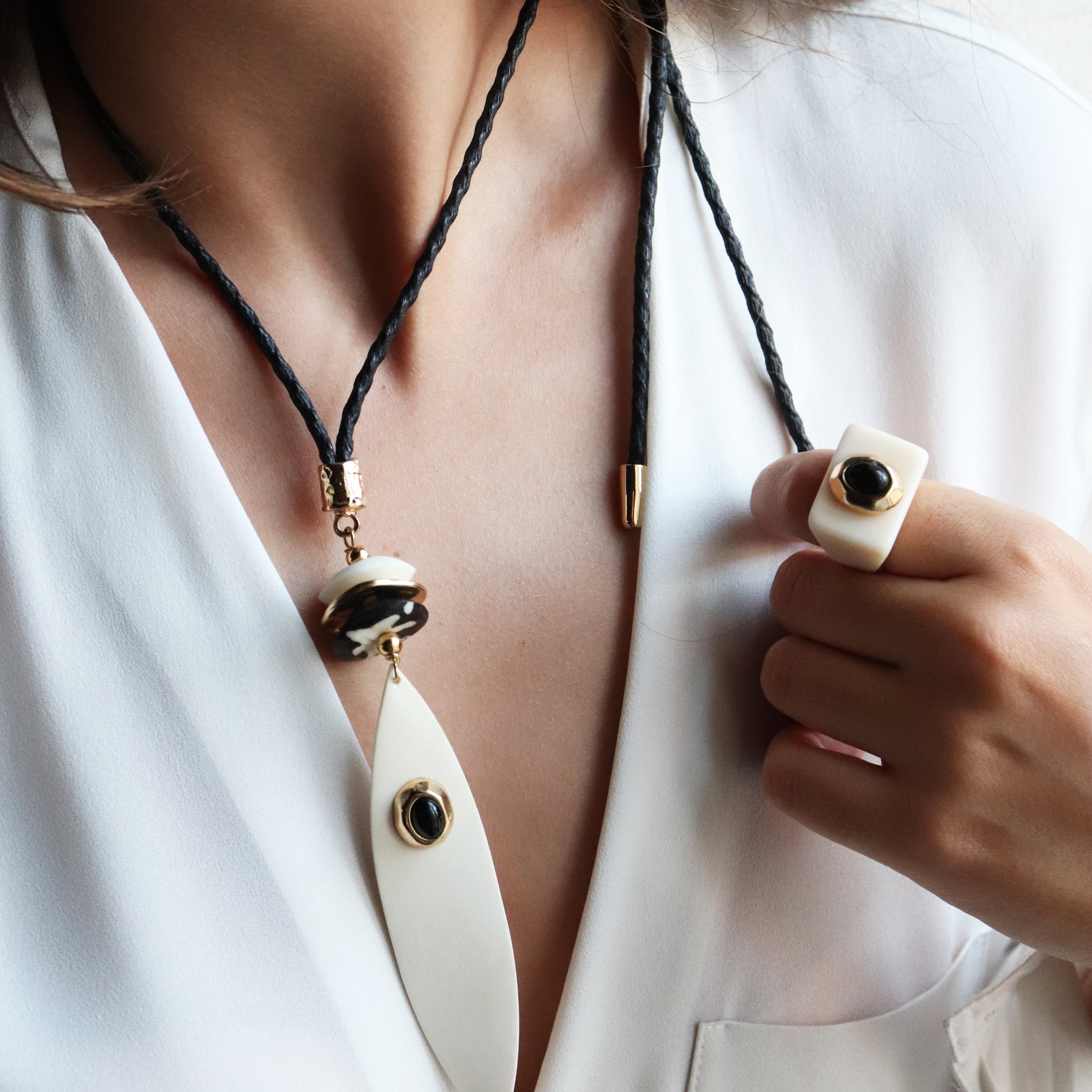 Anillo mujer crema con onix SAIRA-anillo-Émolo