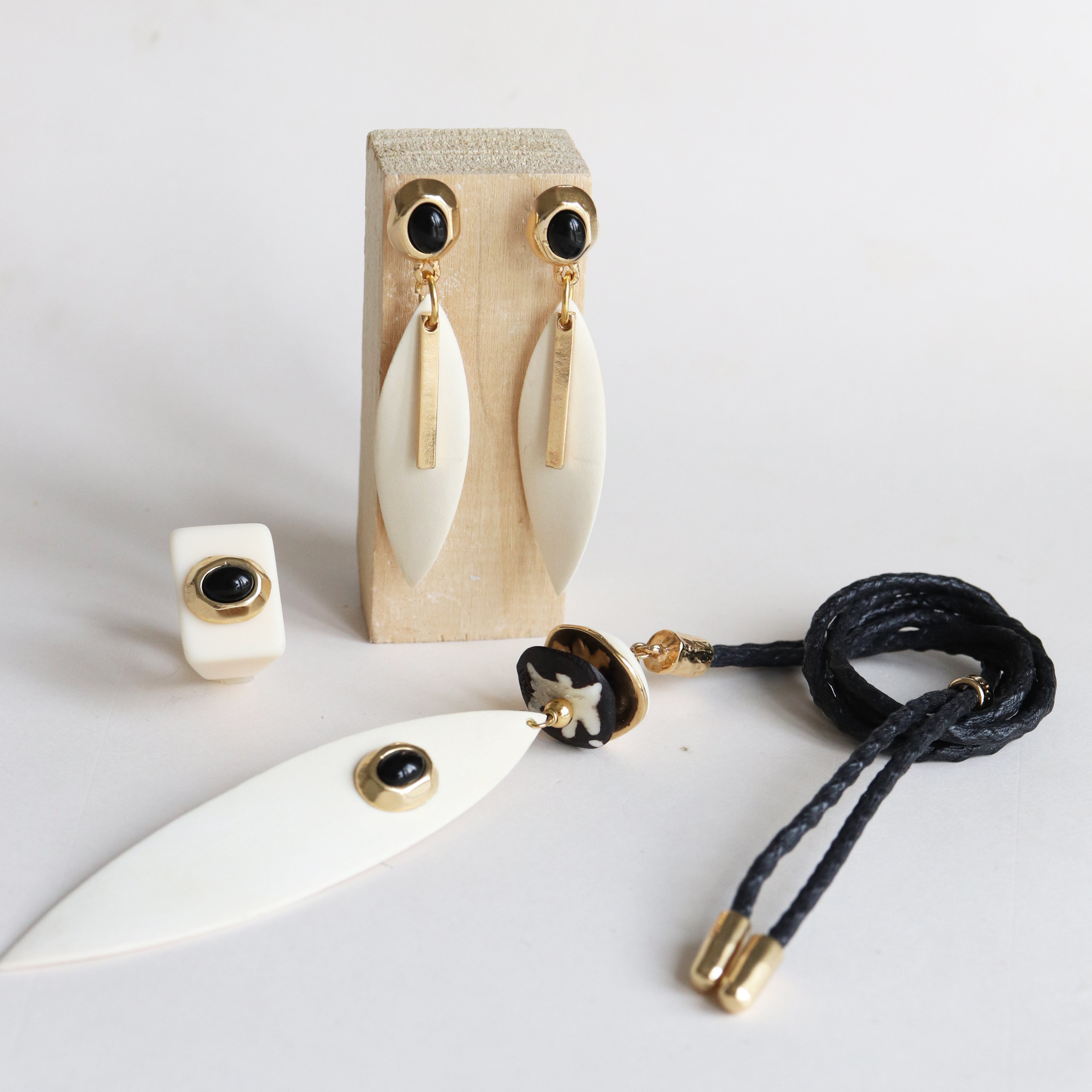 Anillo mujer crema con onix SAIRA-anillo-Émolo