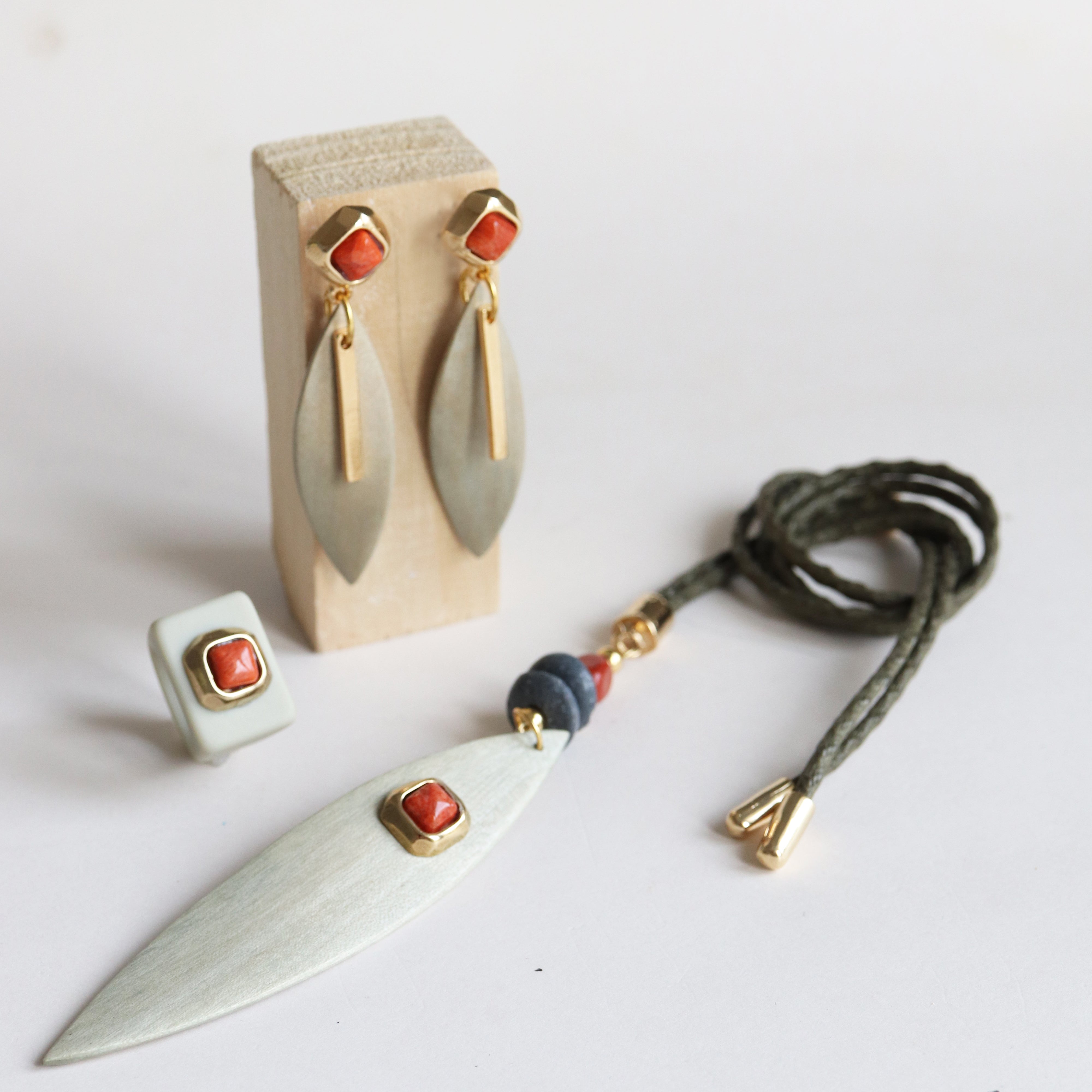 Anillo mujer hielo con selenita naranja SAIRA-anillo-Émolo