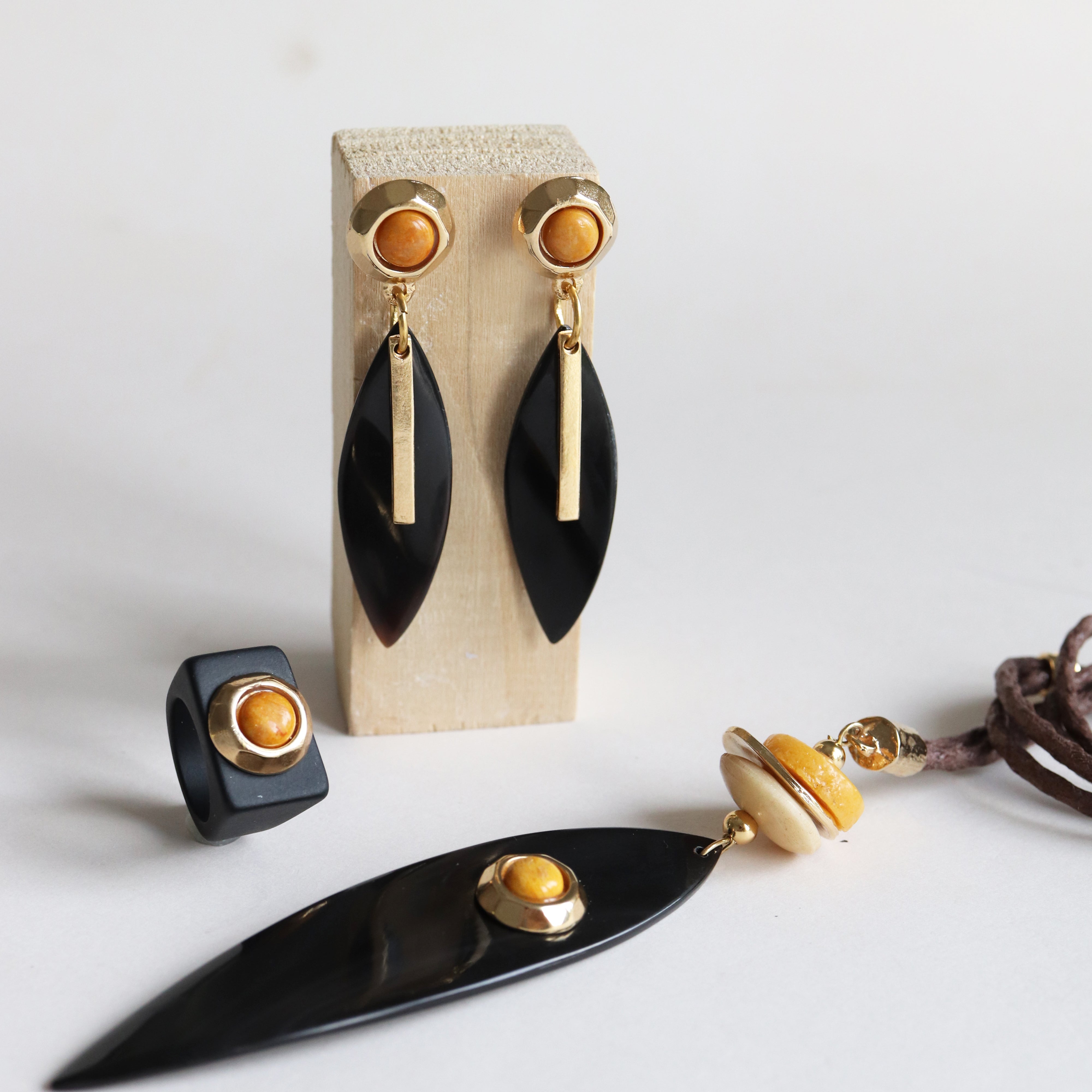 Anillo mujer negro con amazonita amarilla SAIRA-anillo-Émolo