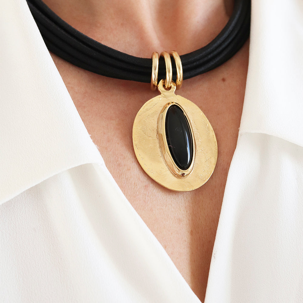 Short necklace for women with a gold-tone piece