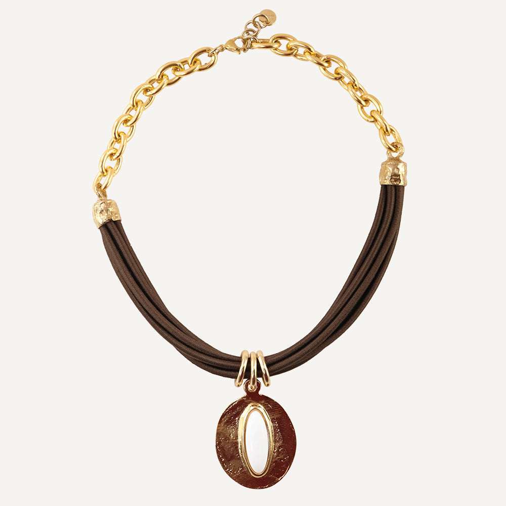 Short necklace for women with a porcelain-colored piece