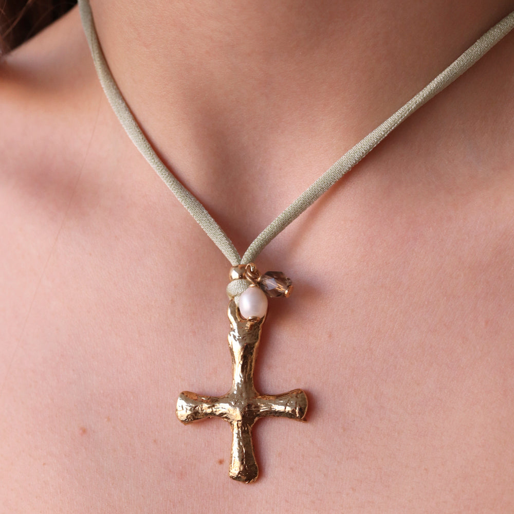 Collier ajustable en soie élastique, croix en or et perle.