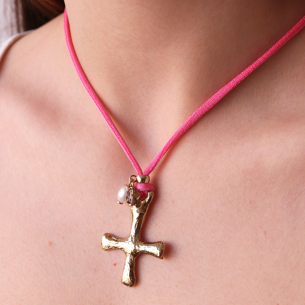 Collier ajustable en soie élastique fuchsia et croix