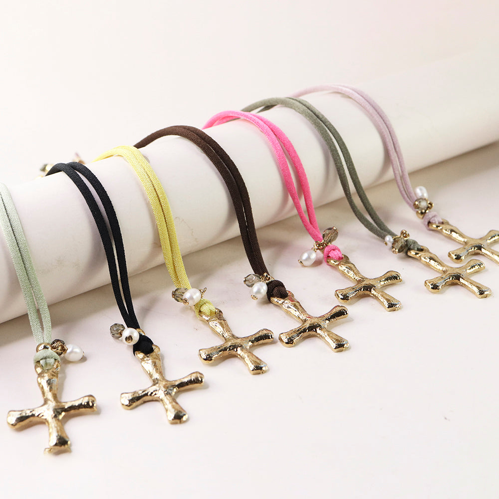 Collier court ajustable en or avec croix pour femme