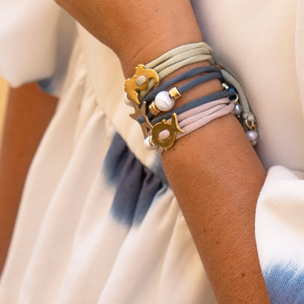 Adjustable elastic bracelet with a pink seahorse design