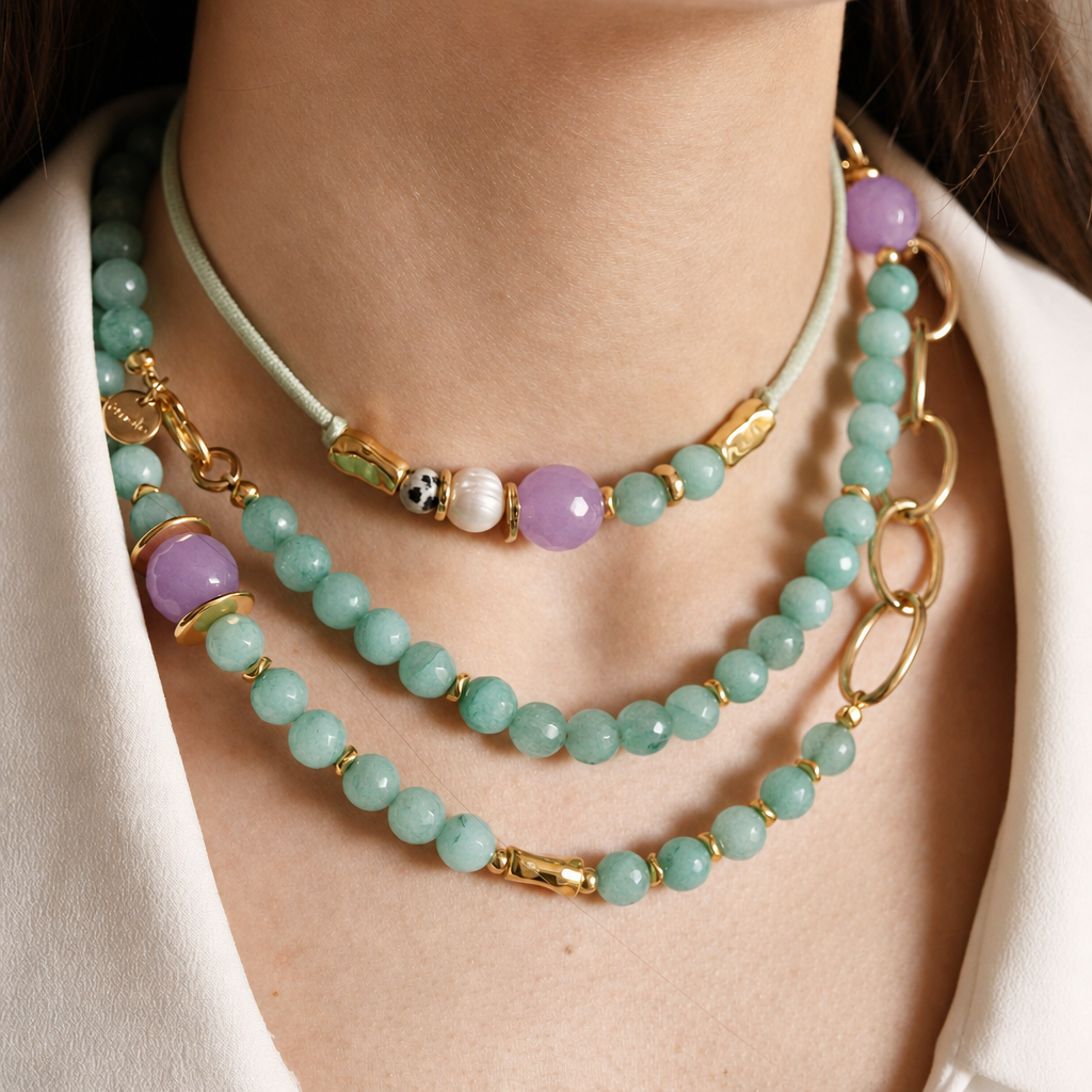 Close-up of the BAVARO short necklace in aqua green, natural stones and river pearl