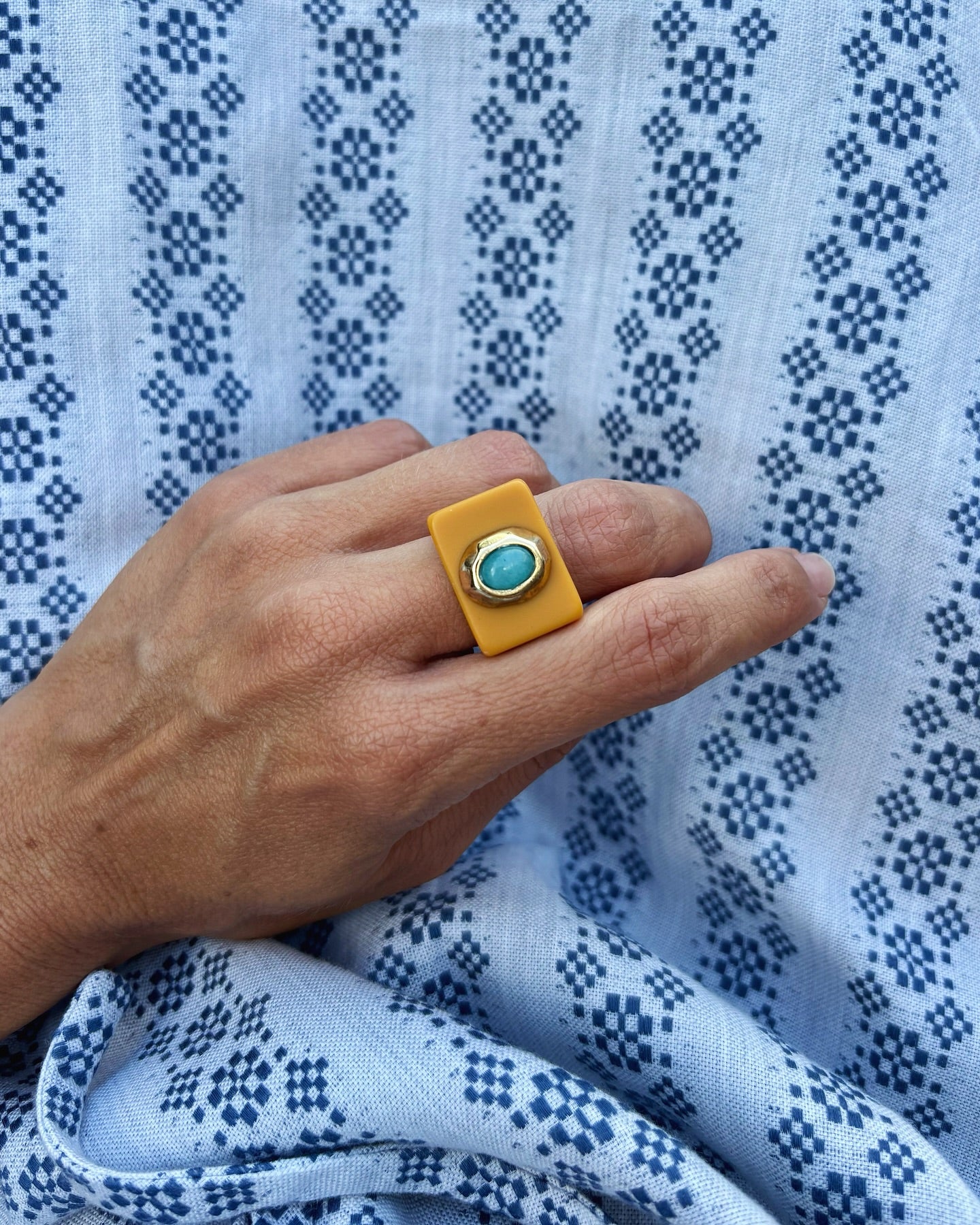 Anillo grande color mostaza turquesa