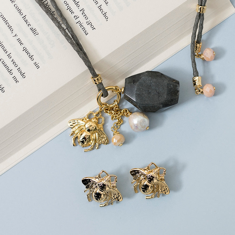 Bee-shaped earrings for women with snap closure