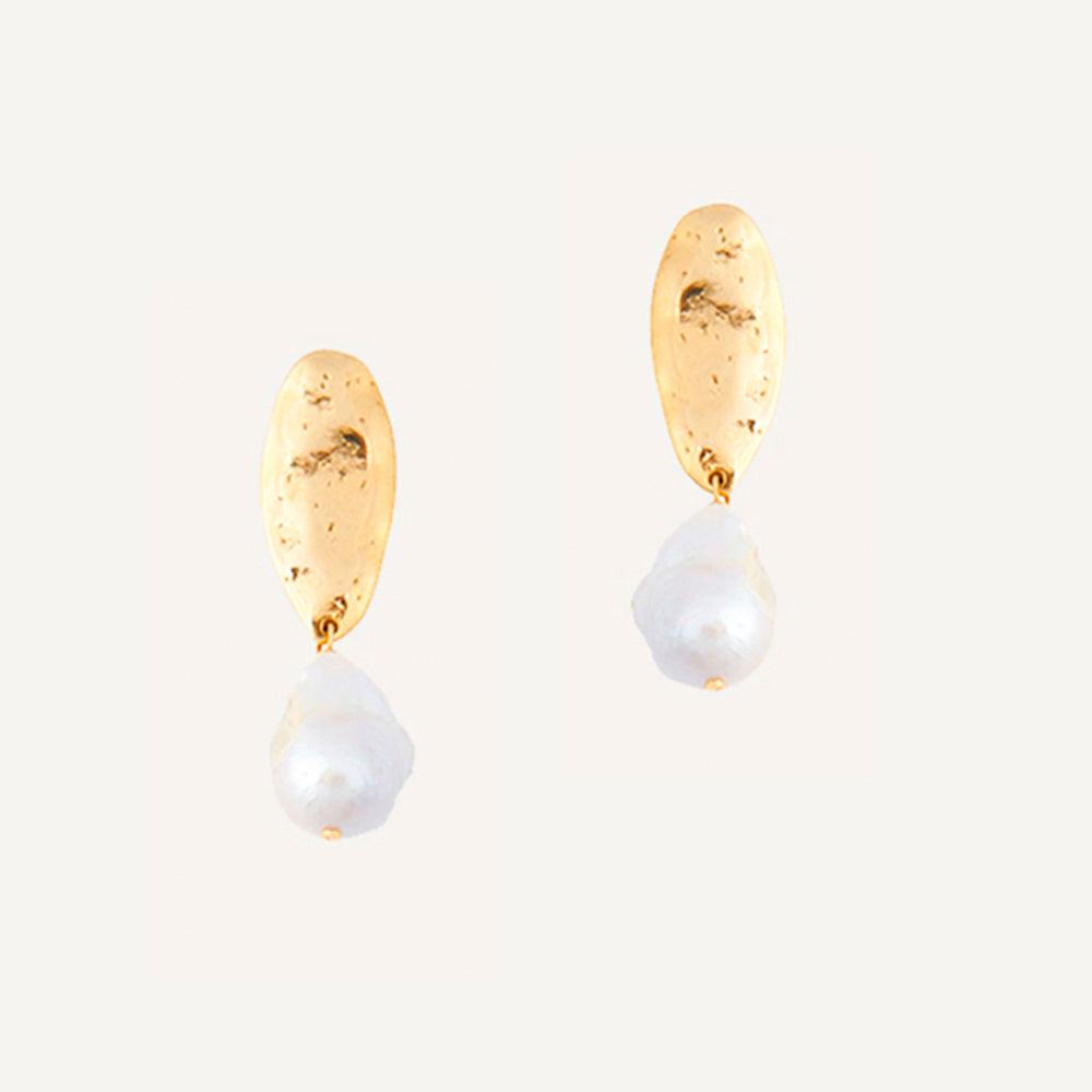Long women's earrings with snap closure, gold piece and dangling pearl