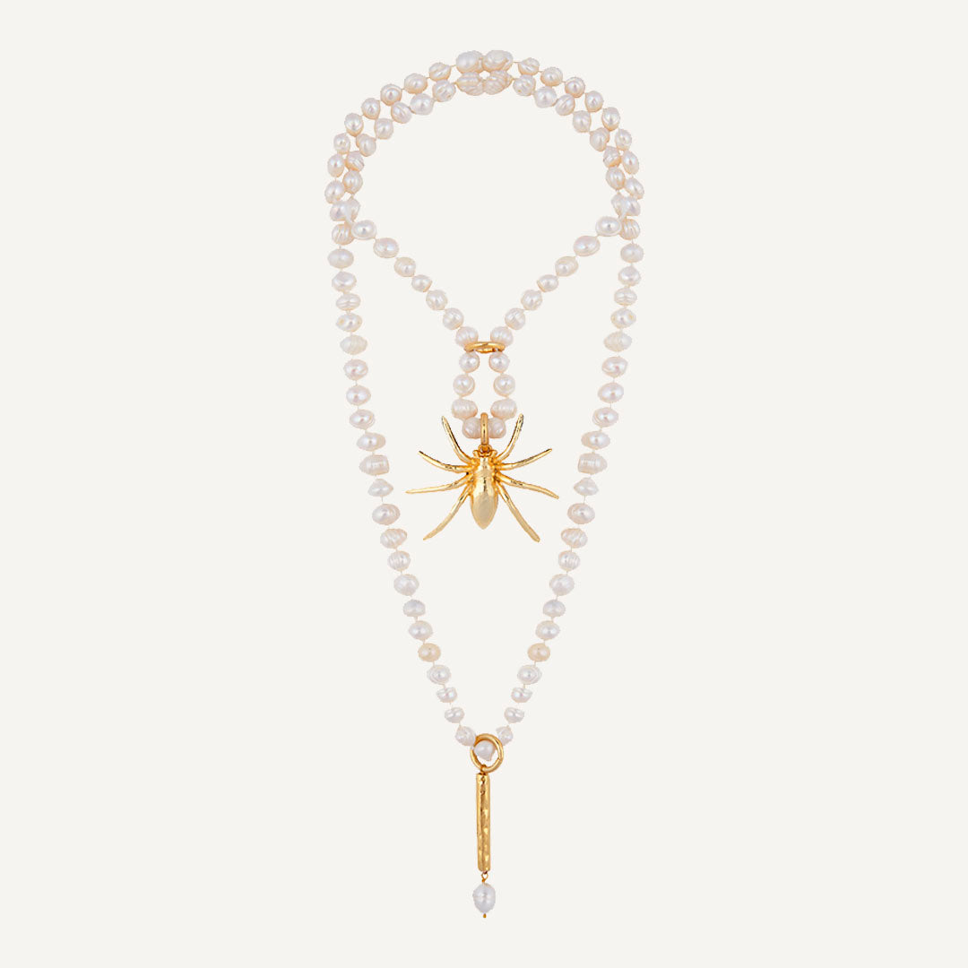 collar de perlas blancas con broche