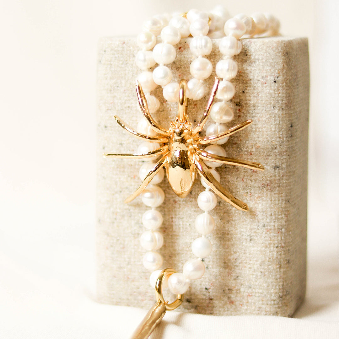 collar de perlas con broche