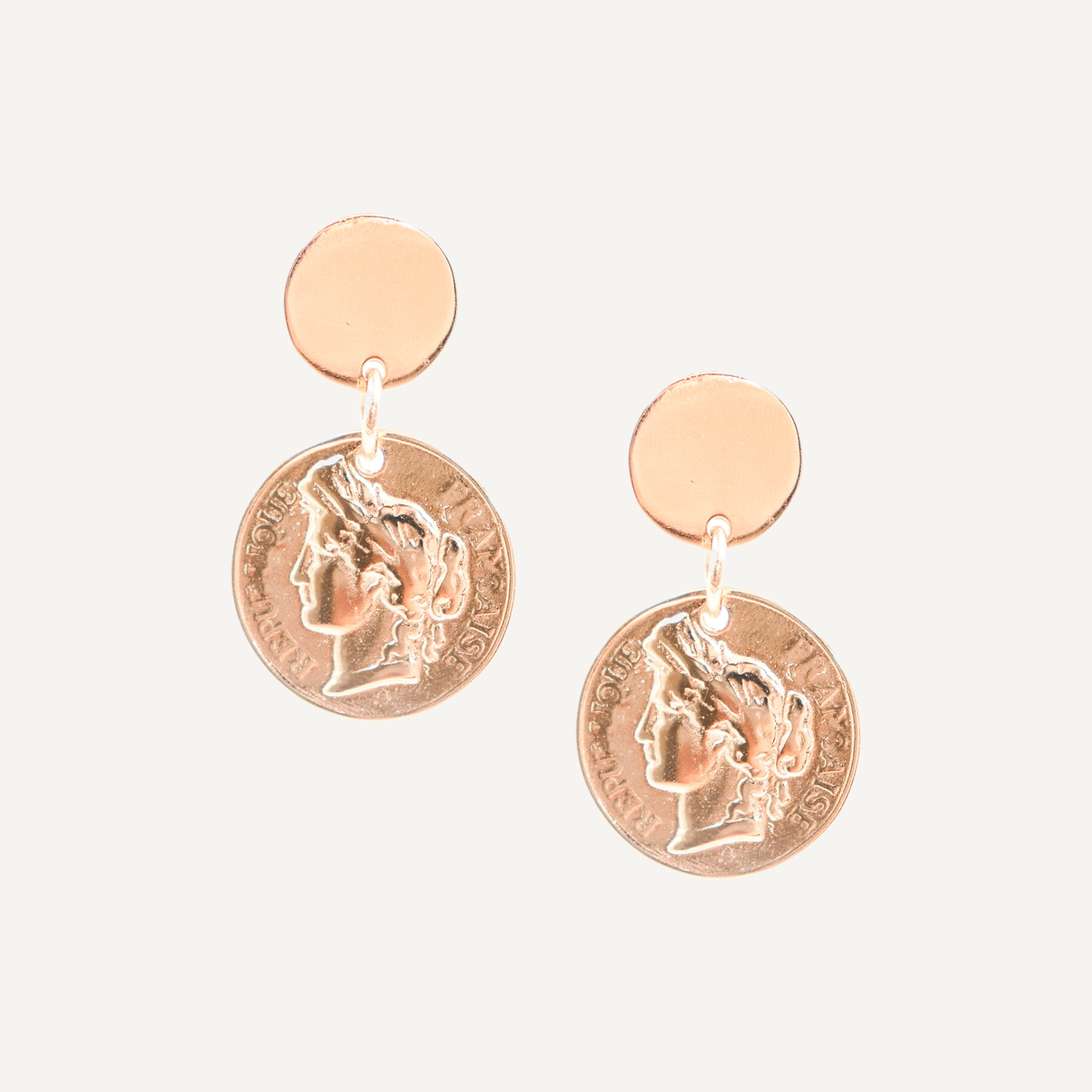 Pendientes dorados para mujer con moneda