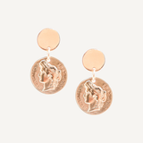 Pendientes dorados para mujer con moneda
