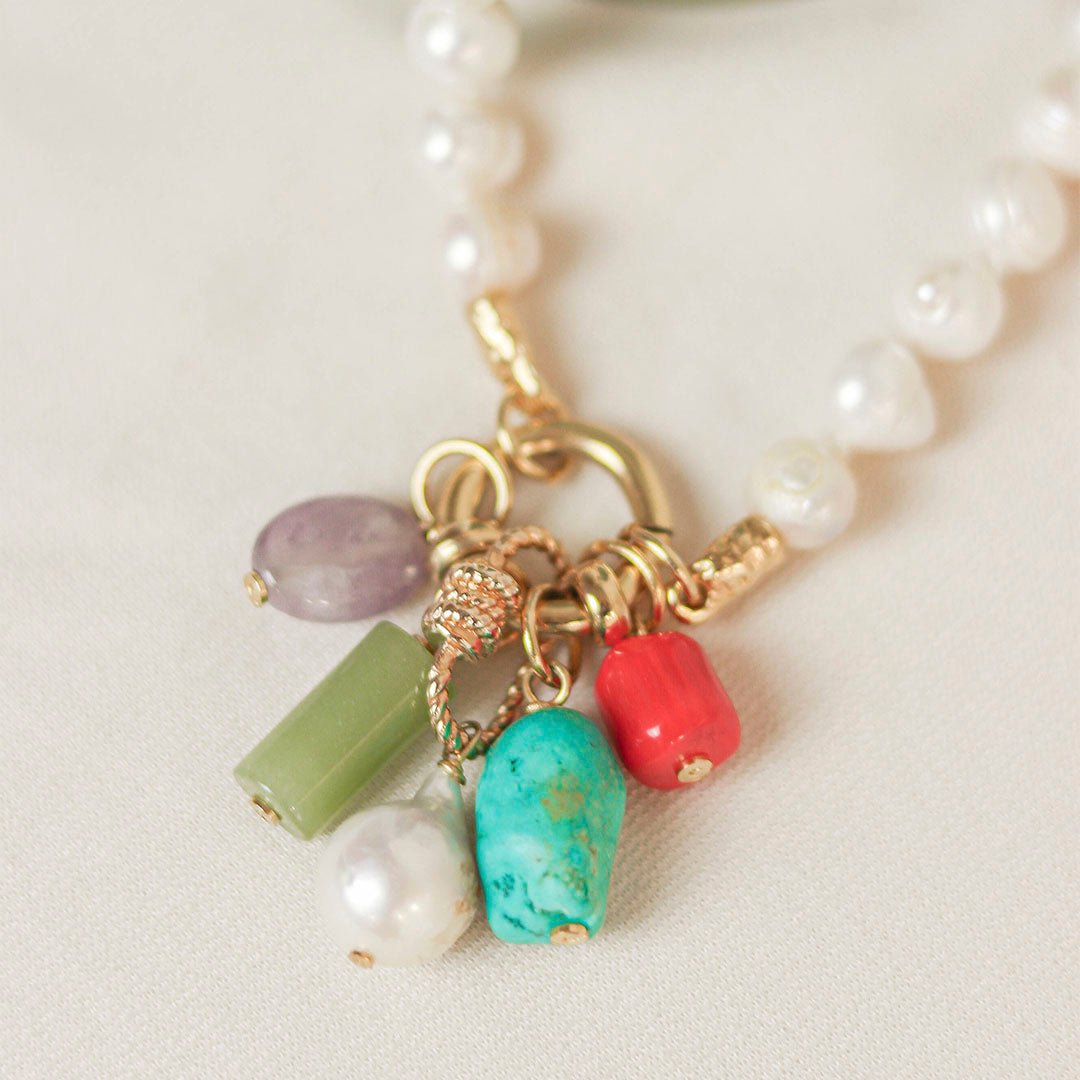 collar de perlas y charms