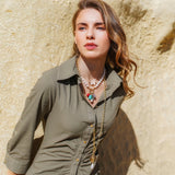 chica con collar de perlas