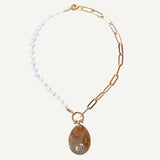 collar de perlas y cadena y colgante