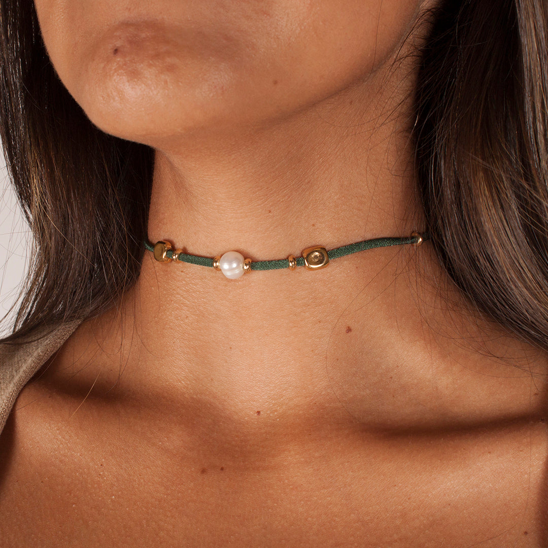 Collar ajustable para mujer con perla y piezas doradas