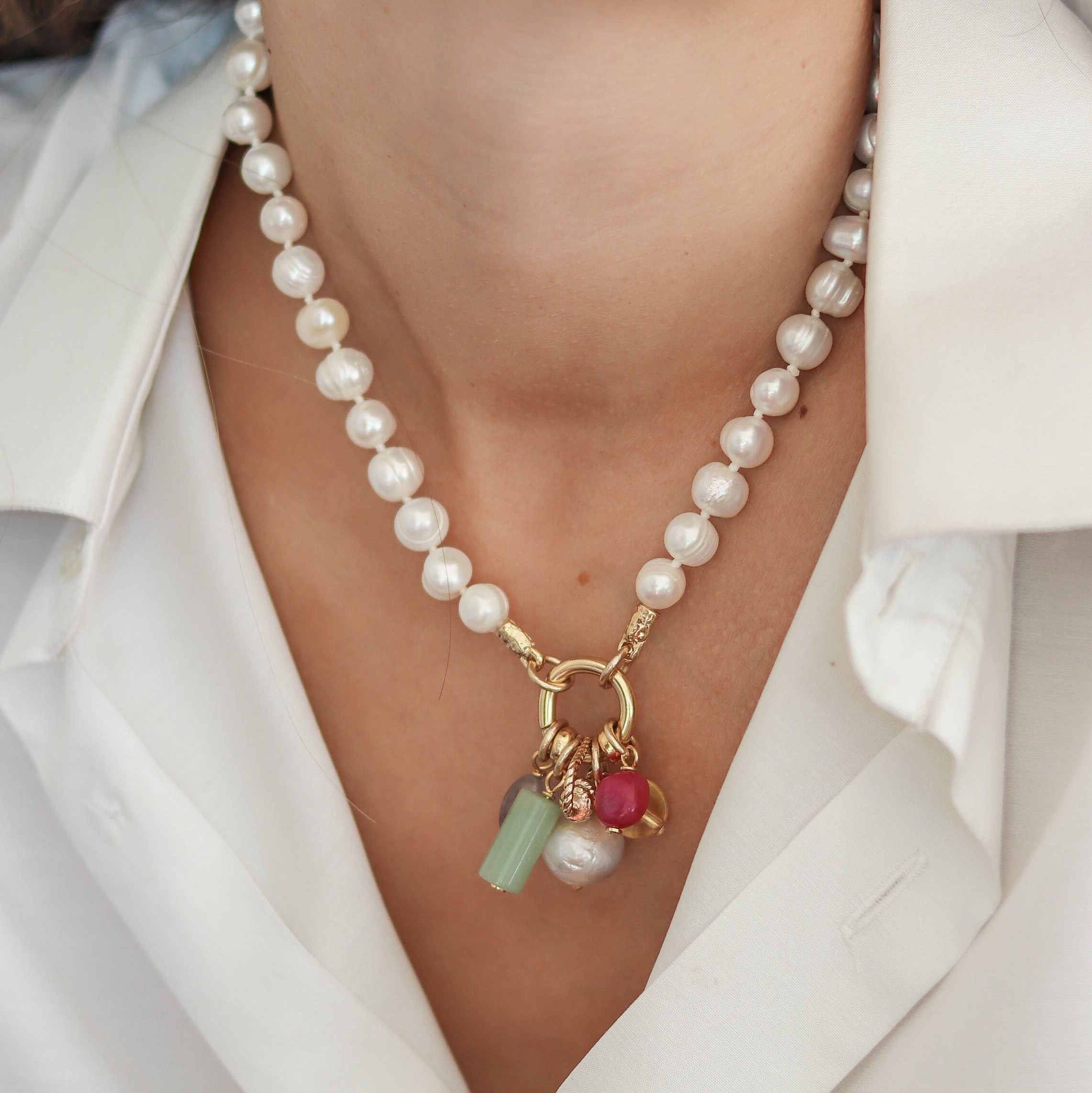 collar de perla con charms