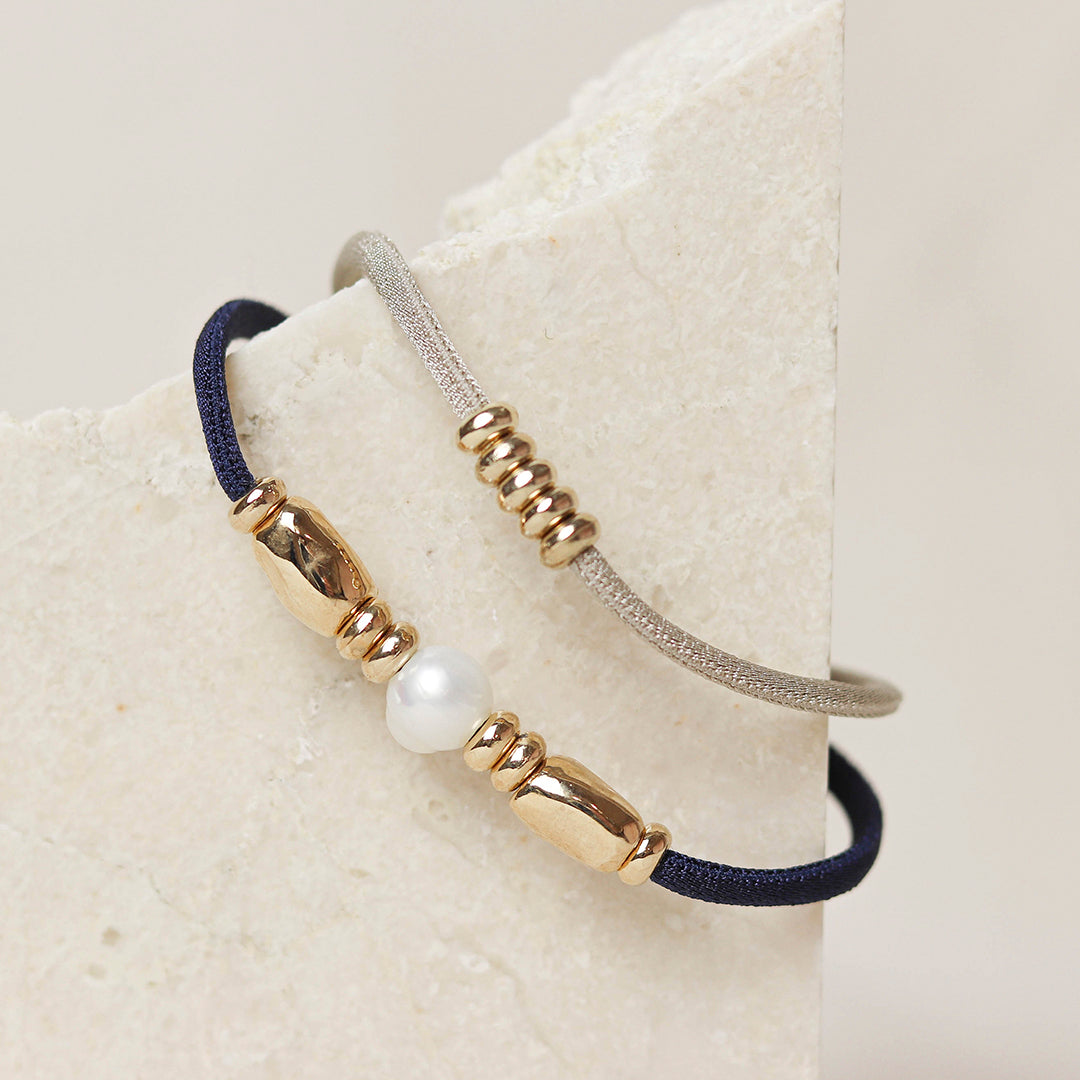 Pulseras elásticas con piezas doradas