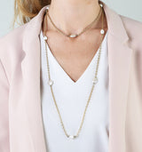 collar dorado de cadena con perlas grandes