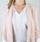 collar largo de cadena dorada con perlas grandes