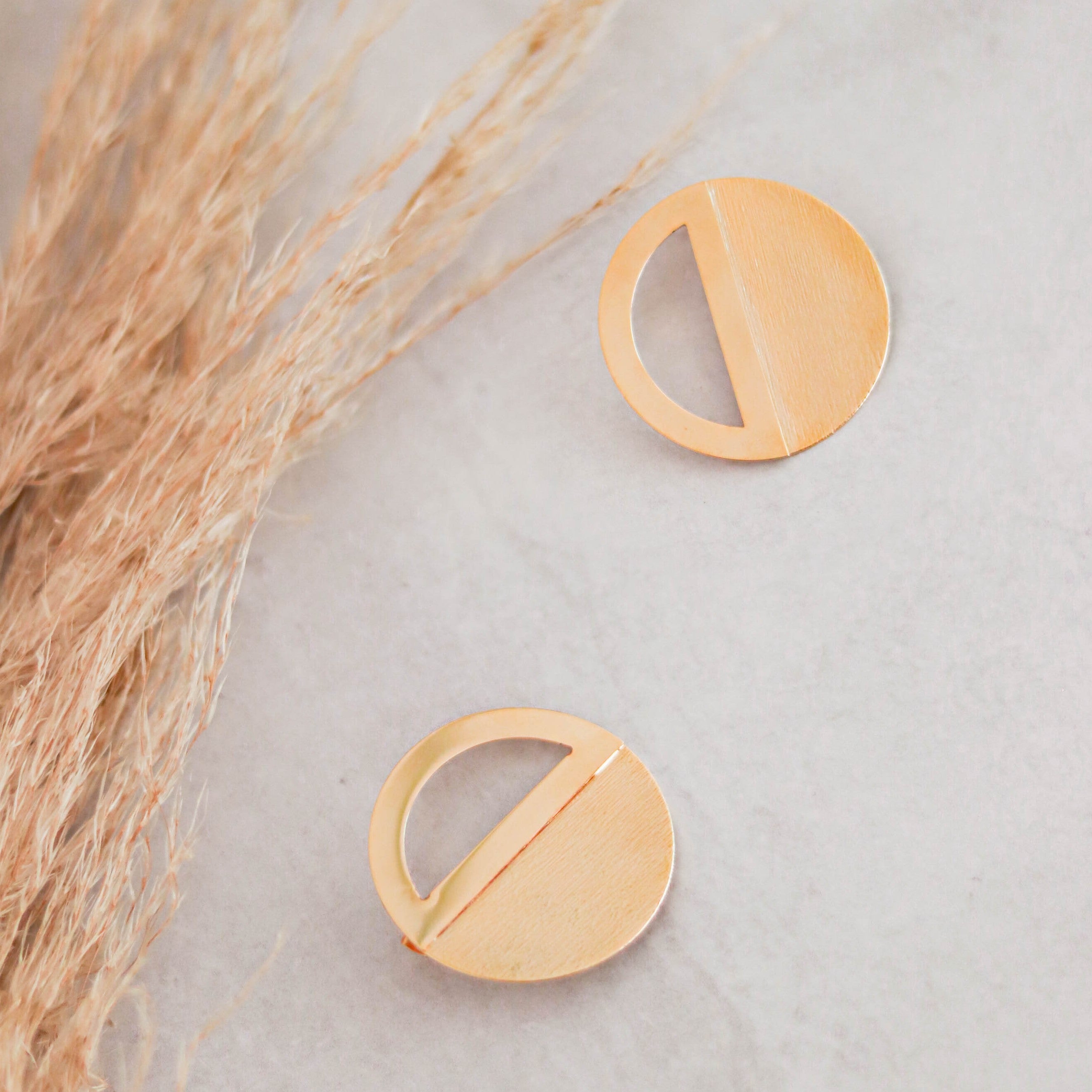 Gold-plated circular earrings for women with snap closure