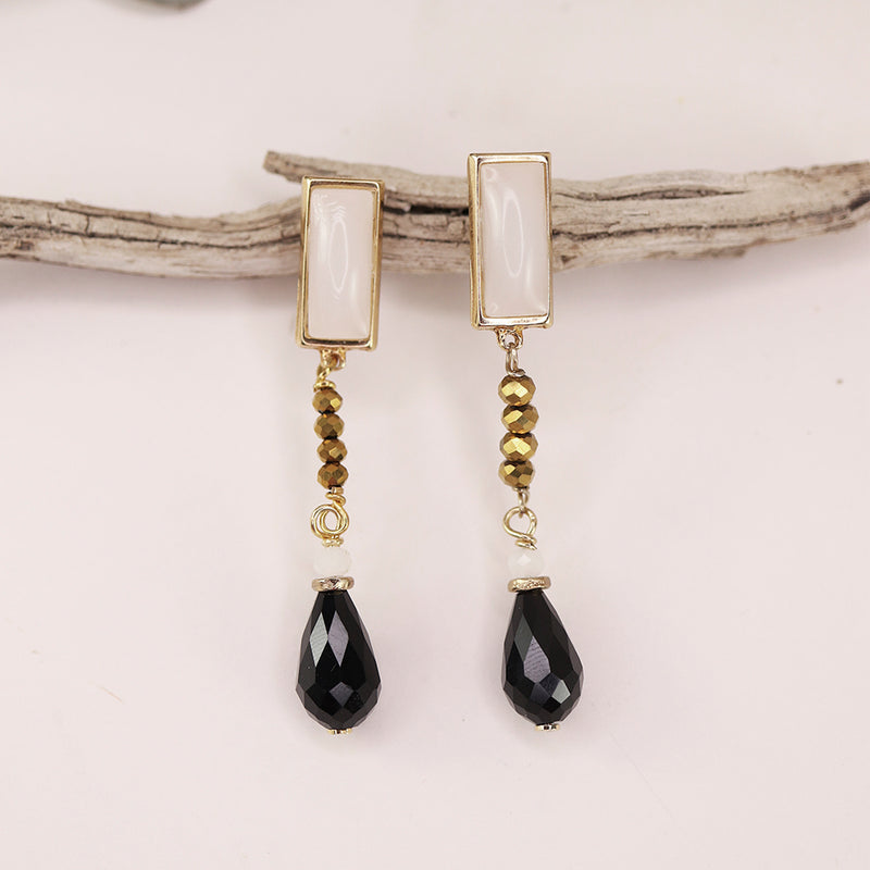 Pendientes largos color blanco para mujer con piedra natural y piezas doradas