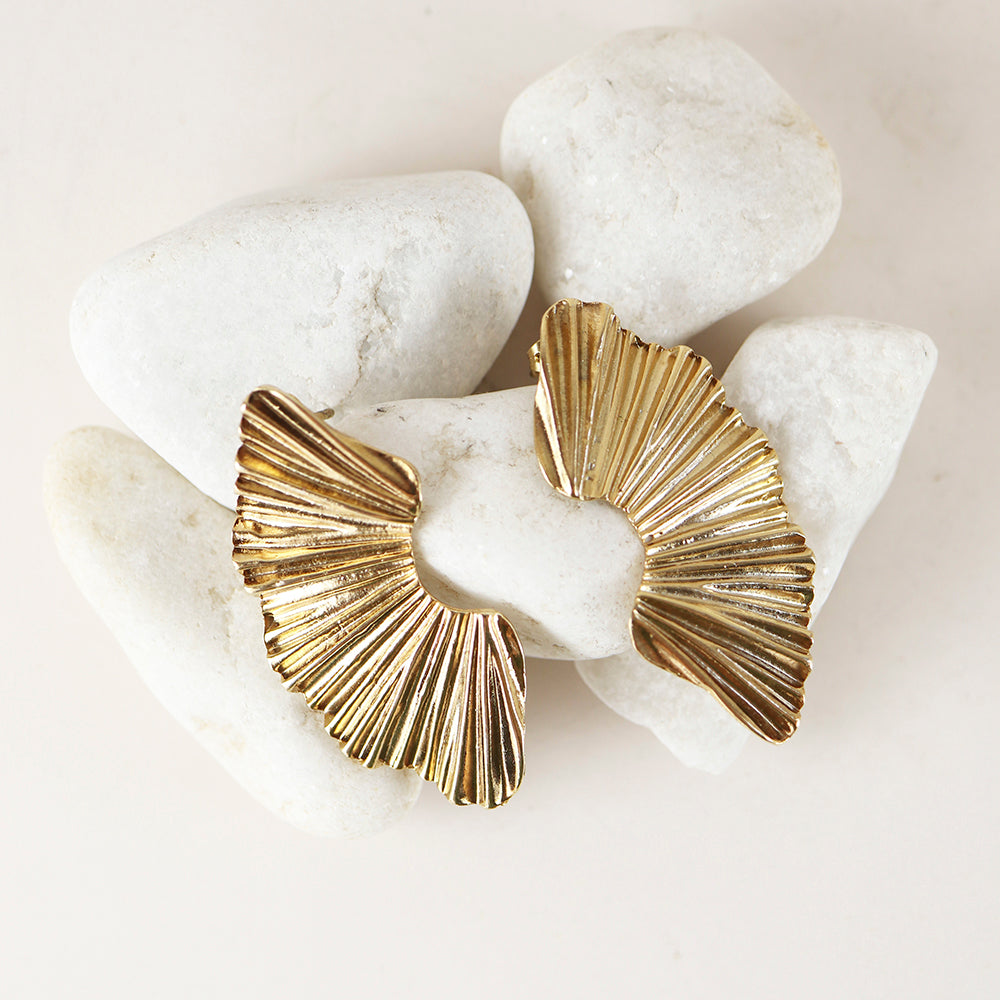 Pendientes dorados con relieve para mujer