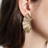 Pendientes dorados largos con cierre a presión y textura de relieves