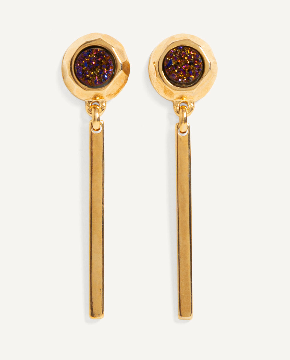 Pendientes largos Solmara de Emolo con drusa circular navy de reflejos multicolores y barras doradas colgantes