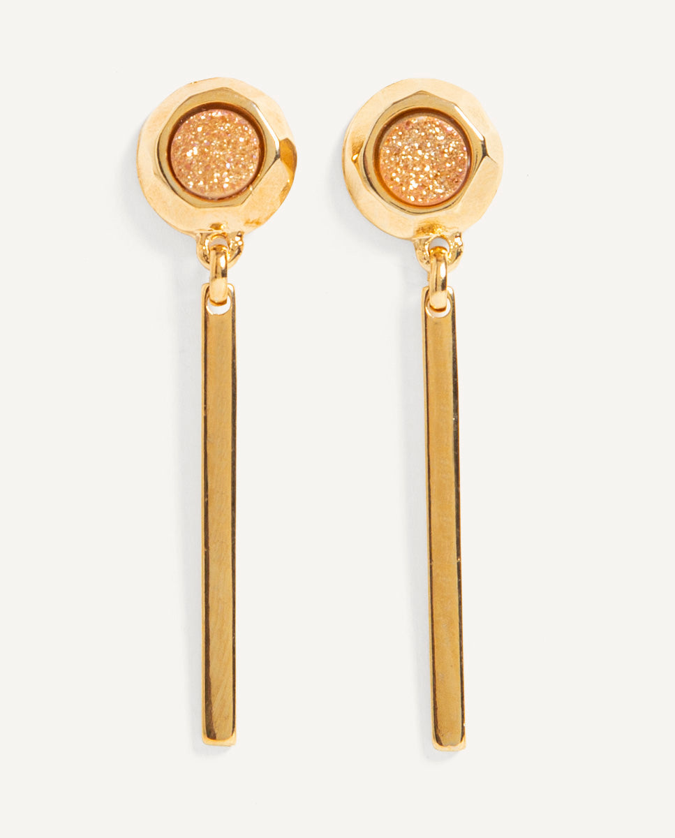 Pendientes largos Solmara de Emolo con drusa circular dorada y barras rectas doradas colgantes