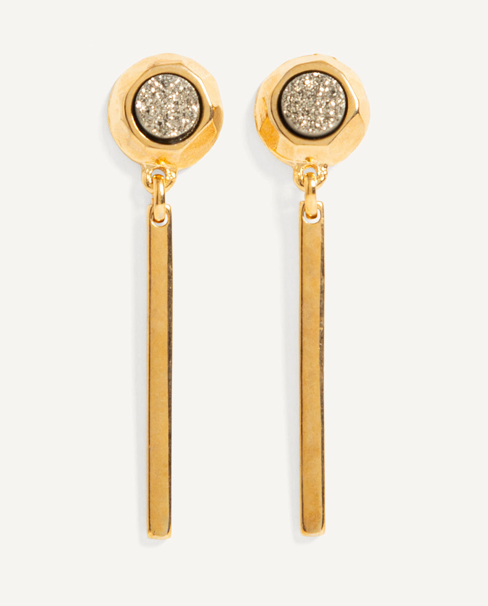 Pendientes largos Solmara de Emolo con drusa circular color titanio y barras rectas doradas colgantes