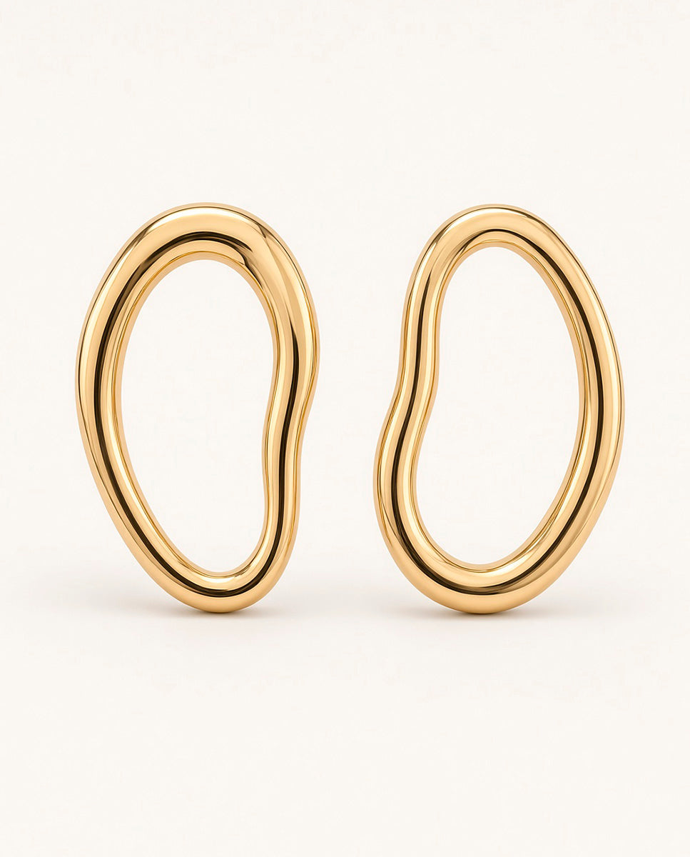 Emolo large gold Óvalo earrings, an open oval with an organic shape in a gold finish