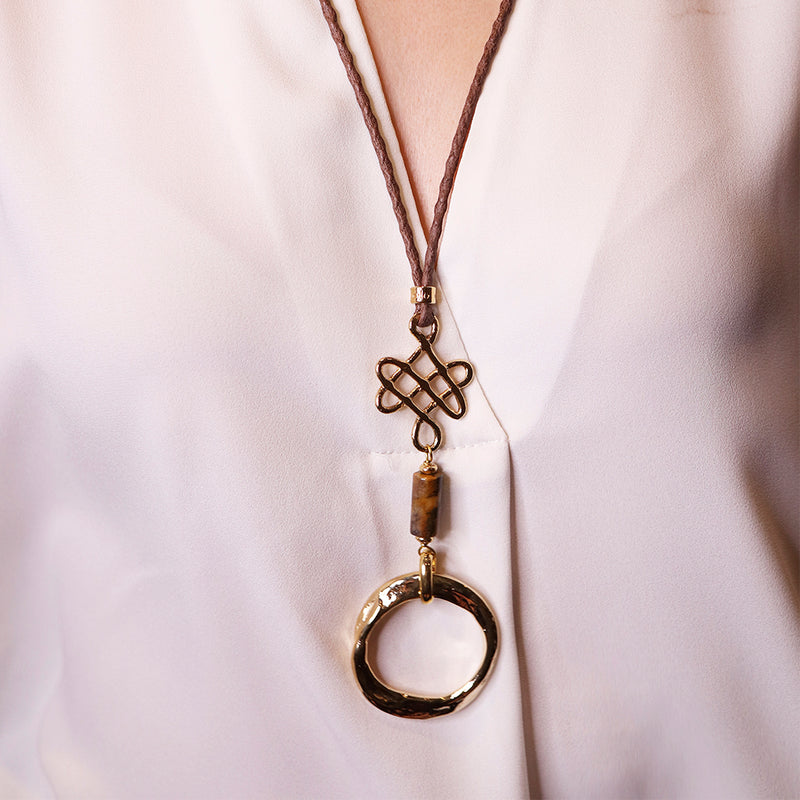 Collar largo ajustable para mujer con piezas doradas y piedra natural ojo de tigre