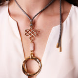 Collar ajustable para mujer con piedra natural cuarzo rosa y piezas doradas de zamak