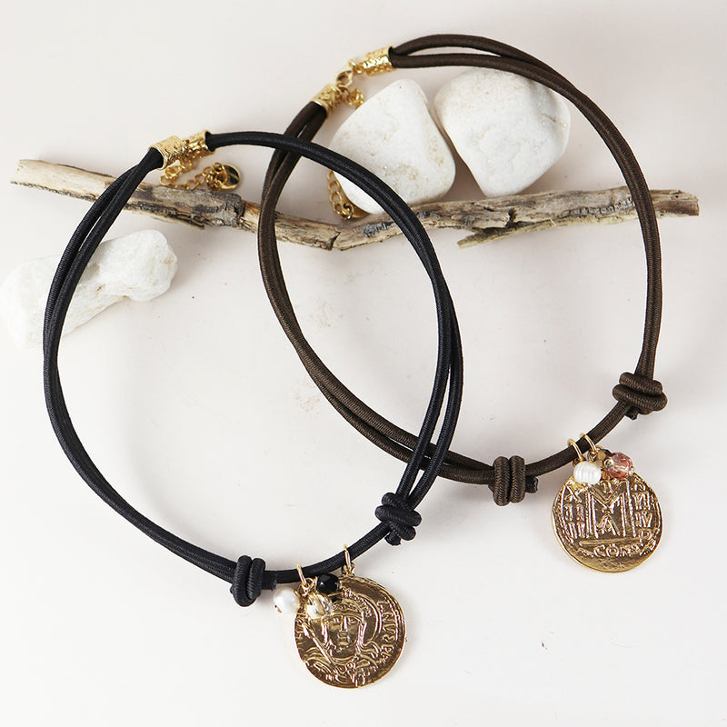 Collar corto cordón encerado con perlas de río y moneda dorada para mujer 