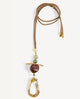 Collar largo Hanner marrón de Emolo con cordón camel trenzado, cuentas verdes y marrón y colgante dorado de gota calada